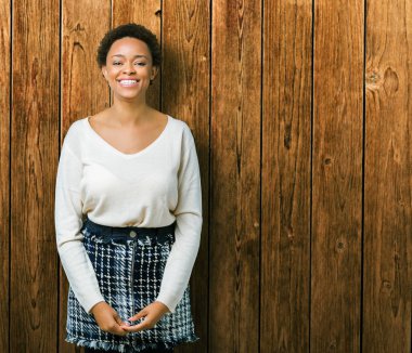 İzole arka plan ile bir mutlu ve güzel genç Afro-Amerikan kadın yüzündeki gülümseme. Şanslı kişi.