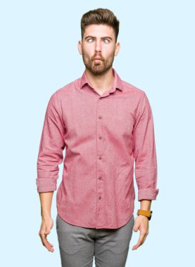 Dudaklar, çılgın ve komik jest ile balık yüzü yapan genç yakışıklı iş Casual adam. Komik ifade.