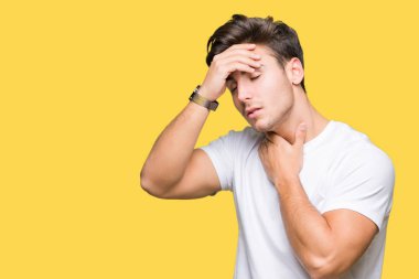 Genç yakışıklı adam giyen beyaz t-shirt izole arka plan dokunmadan üzerinde hastalık ve ateş, grip ve soğuk, virüs hasta için alın