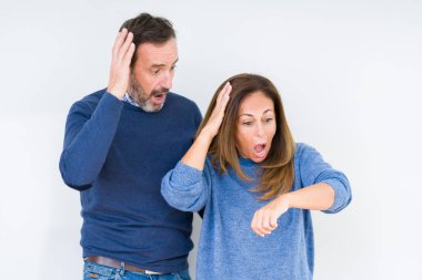 Güzel orta yaş kaç aşk izole arka plan üzerinde içinde seyretmek zaman endişeli, geç korkuyor arıyorsunuz