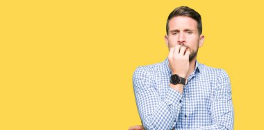 Stresli ve gergin ile mavi gözlü yakışıklı iş adamı tırnak ısırma dudaklarından eller. Anksiyete sorunu.