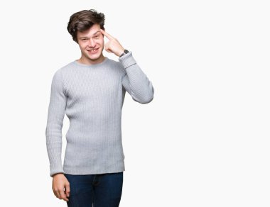 Genç yakışıklı adam giyen kış kazak izole üzerinde arka plan bir parmak, harika bir fikir ya da düşünce, iyi hafıza ile baş gösteren gülen