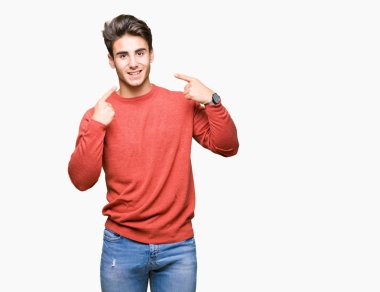 Yakışıklı delikanlı izole arka plan üzerinde her ikisi ile baş gösteren gülen eller parmak, harika bir fikir ya da düşünce, iyi hafıza