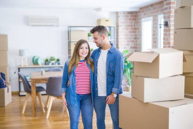 Yeni ev, çok mutlu ve neşeli yeni daire için hareketli aşk genç güzel çift