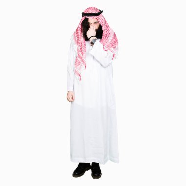 Uzun saçlı bir şey pis ve iğrenç kokulu geleneksel keffiyeh eşarp, dayanılmaz koku, holding nefes parmak ile burun üzerinde giyen Arap iş adamı. Kötü kokuyor kavramı.