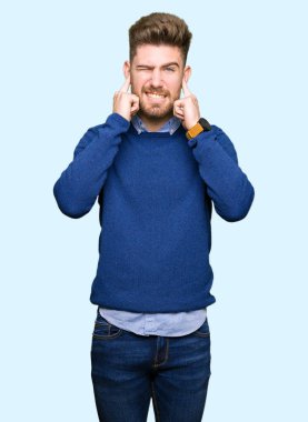 Genç yakışıklı Bussines adam gürültülü müzik gürültü için rahatsız ifade ile parmaklarıyla kulakları kaplayan. Sağır kavramı.