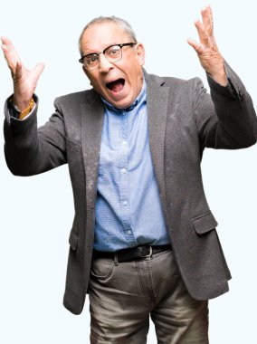 Yakışıklı üst düzey businesss deli ve çığlık kaldırdı ve açık gözleri heyecanlı silah ile başarı için hayran kutluyor gözlük dostum. Kazanan kavramı