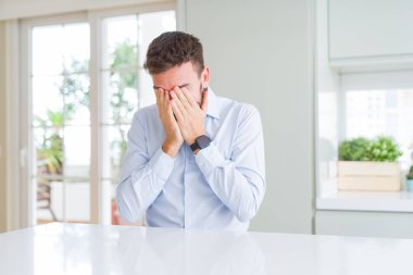 Üzgün ifadesi ile yakışıklı iş adamı ağlarken elleriyle yüzünü kapatıyor. Depresyon kavramı.
