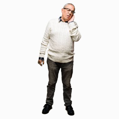 Üst düzey yakışıklı gözlük ve kış kazak düşünme seyir yorgun ve sıkılmış çapraz silah depresyon sorunları ile.