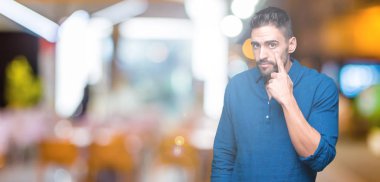 İzole genç yakışıklı adam arka plan işaret jest göz izlemek için şüpheli ifade