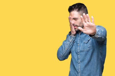 Genç yakışıklı adam izole elleriyle gözlerini kapsayan arka plan ve stop jest ile acı ve korku ifadesi. Utandım ve negatif kavramı.