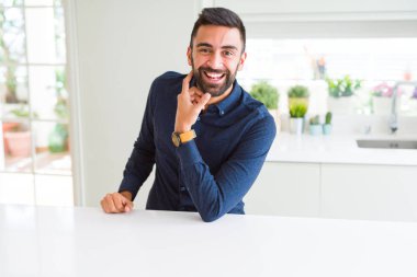 Yakışıklı adam, büyük bir gülümseme ile yüz gösteren neşeli gülümseyen