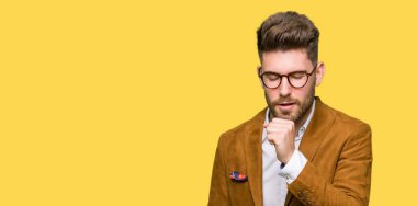 Hasta ve soğuk veya bronşit için semptom olarak öksürük duygu gözlüklü genç yakışıklı iş adamı. Sağlık kavramı.