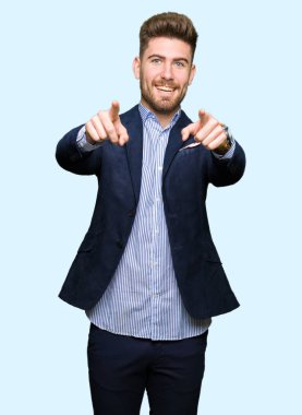 Genç yakışıklı bussines size işaret ve kamera ile parmak pozitif ve neşeli gülümseyen, dostum