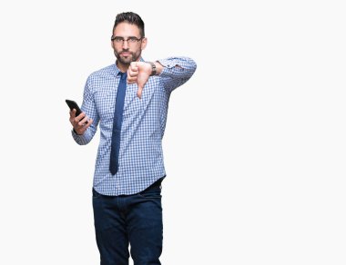 Kızgın yüz, eksi işareti aşağı antipati başparmak ile gösterilen, ret kavramı ile izole arka plan üzerinde Smartphone kullanarak genç iş adamı