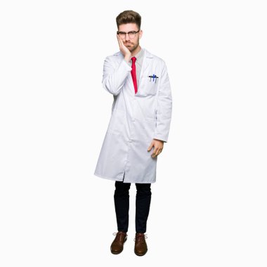 Seyir yorgun ve çapraz kolları olan depresyon sorunları ile sıkılmış düşünme gözlüklü genç yakışıklı bilim adamı.