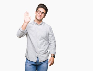 Yakışıklı delikanlı izole arka plan Waiving mutlu selam söyleyerek üzerinde gözlük ve gülümseyen, dostça karşılama jest