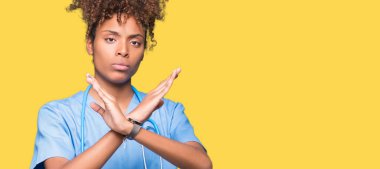 Genç Afro-Amerikan doktor kadın izole arka plan ret ifade geçiş silah eksi işareti, kızgın surat yapıyor