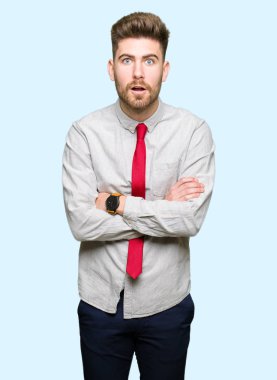 Genç yakışıklı iş adamı korkuyor ve sürpriz ifade, korku ve heyecan yüz ile şok.