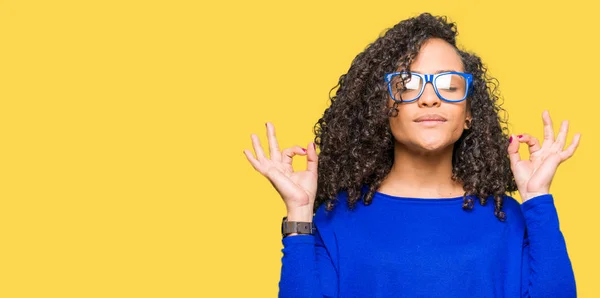 Wanita Muda Cantik Dengan Rambut Keriting Memakai Kacamata Santai Dan — Stok Foto