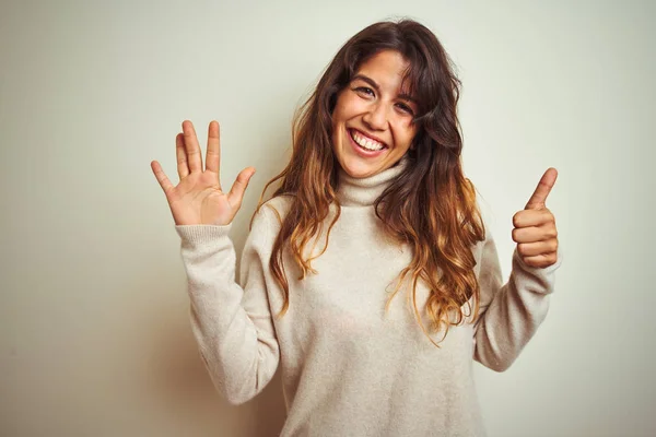 Jovem Mulher Bonita Vestindo Camisola Inverno Sobre Fundo Isolado Branco — Fotografia de Stock