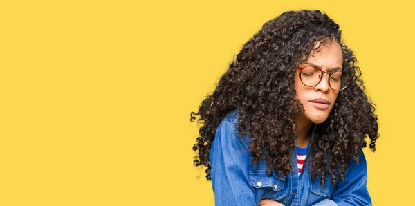 Mujer Hermosa Joven Con Pelo Rizado Con Gafas Con Mano —  Fotos de Stock