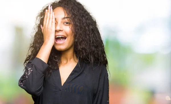 Jeune Belle Fille Aux Cheveux Bouclés Portant Une Robe Élégante — Photo