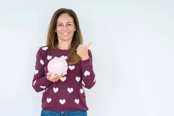 Mulher Meia Idade Segurando Banco Porquinho Sobre Fundo Isolado Apontando — Fotografia de Stock