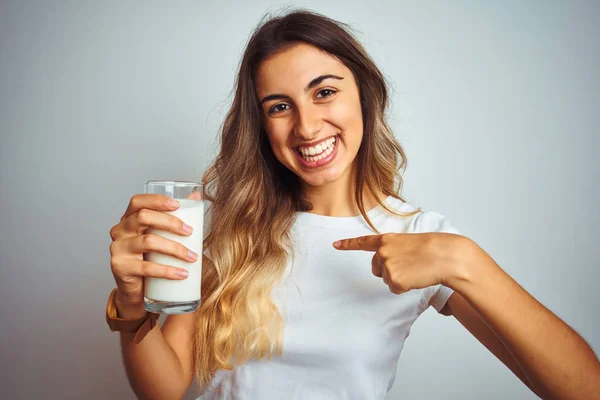 Ung Vacker Kvinna Dricker Ett Glas Mjölk Över Vit Isolerad — Stockfoto