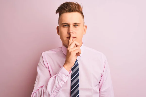 Jovem Empresário Bonito Vestindo Camisa Gravata Sobre Fundo Rosa Isolado — Fotografia de Stock