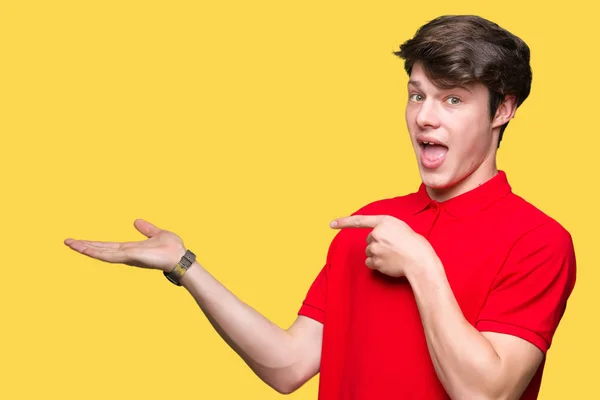 Ung Vacker Man Klädd Röd Shirt Över Isolerade Bakgrund Förvånade — Stockfoto