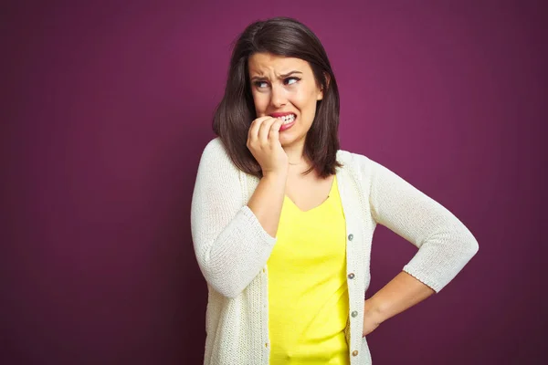 Junge Schöne Brünette Frau Eine Jacke Über Lila Isolierten Hintergrund — Stockfoto