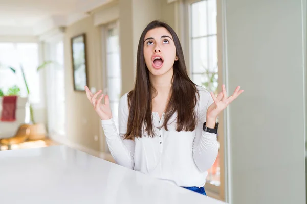 Mulher Bonita Sentada Mesa Branca Casa Louca Louca Gritando Gritando — Fotografia de Stock