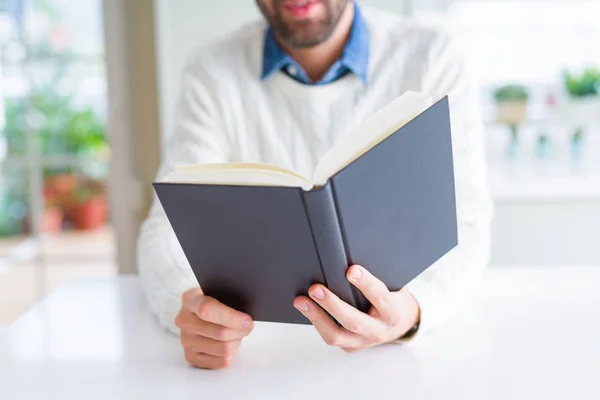 Hombre guapo leyendo un libro en casa —  Fotos de Stock
