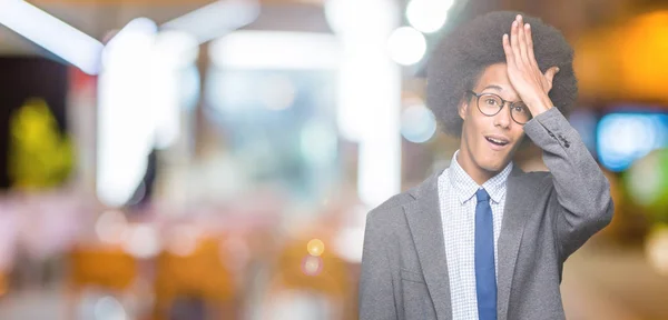 Jovem Homem Negócios Afro Americano Com Cabelo Afro Usando Óculos — Fotografia de Stock