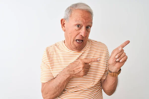 Senior Grey Haired Man Bär Randig Shirt Stående Över Isolerad — Stockfoto