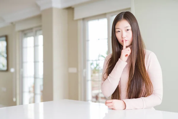 Bella Donna Asiatica Indossa Maglione Casual Sul Tavolo Bianco Chiedendo — Foto Stock