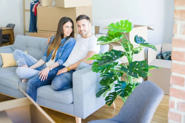Junges Verliebtes Paar Entspannt Auf Dem Sofa Neuen Zuhause Sitzend — Stockfoto