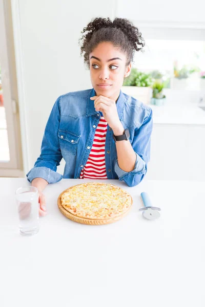 Mujer Afroamericana Joven Comiendo Pizza Casera Queso Cara Seria Pensando —  Fotos de Stock