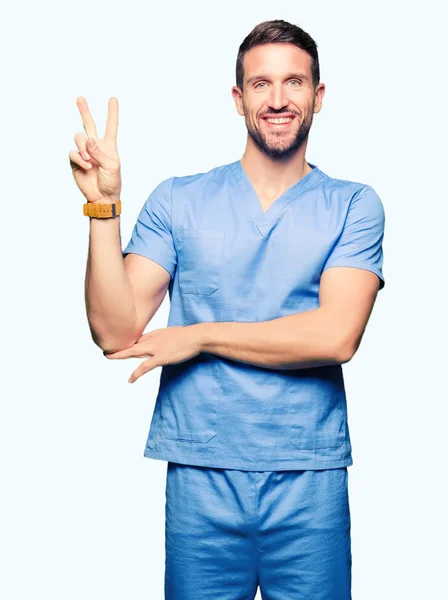 Muž Pohledný Doktor Lékařských Uniformě Izolované Pozadí Usmívající Smajlík Mrkl — Stock fotografie