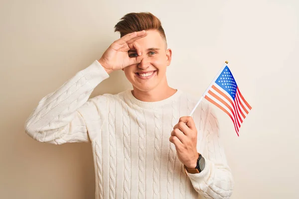 Jonge Knappe Man Holding Usa Vlag Geïsoleerde Witte Achtergrond Met — Stockfoto