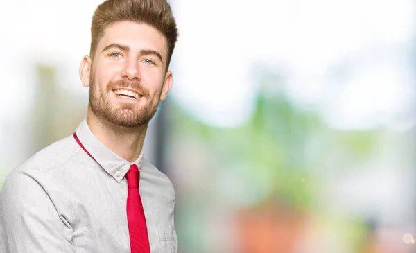 Jovem Homem Negócios Bonito Convidando Para Entrar Sorrindo Natural Com — Fotografia de Stock