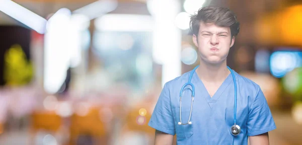 Unga Läkare Bär Medicinsk Uniform Över Isolerade Bakgrund Pustande Kinder — Stockfoto