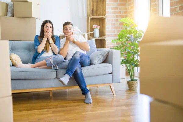 Joven Hermosa Pareja Relajante Sentado Sofá Alrededor Cajas Mudarse Nueva — Foto de Stock