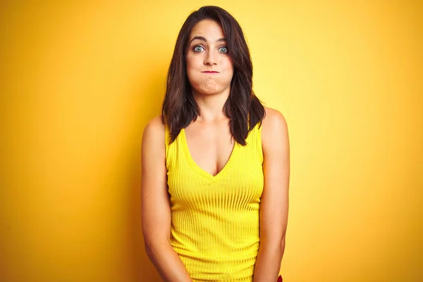 Jonge Mooie Vrouw Dragen Shirt Staande Gele Geïsoleerde Achtergrond Puffing — Stockfoto