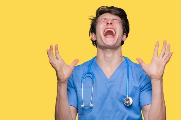 Unga Läkare Bär Medicinsk Uniform Över Isolerade Bakgrund Firar Mad — Stockfoto