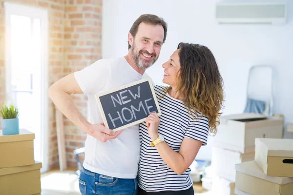 Casal sênior de meia-idade se mudando para uma nova casa, sorrindo feliz em — Fotografia de Stock