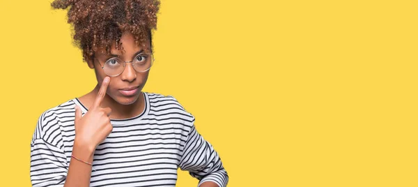 Hermosa Joven Afroamericana Mujer Con Gafas Sobre Fondo Aislado Señalando —  Fotos de Stock