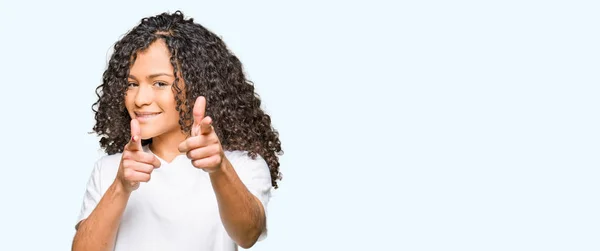 Junge Schöne Frau Mit Lockigem Haar Trägt Weißes Shirt Und — Stockfoto