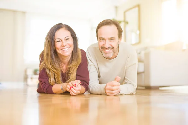 Hermosa pareja romántica sentados juntos en el suelo en casa — Foto de Stock